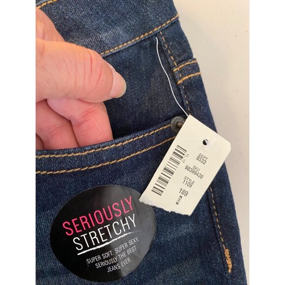 NWT Aeropostale Short Seriously Stretchy Denim Medium Wash Mid Rise Size 6 - Picture 3 of 10